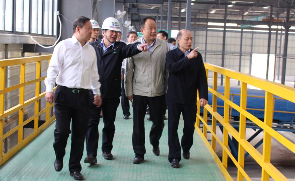 圖2.江西省政法委書記周萌（右一）、宜春市市長蔣斌（右二）一行參觀報(bào)廢汽車有色金屬分選線